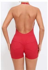 Dettaglio posteriore della tuta da yoga rossa a schiena scoperta con design push-up sul retro