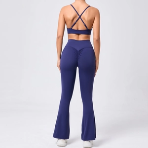 Vue arrière d'un ensemble de yoga bleu avec legging évasé scrunch et soutien-gorge à brides