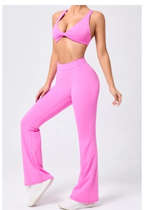 Dettaglio completo set yoga rosa con crop top incrociato e leggings svasati attillati