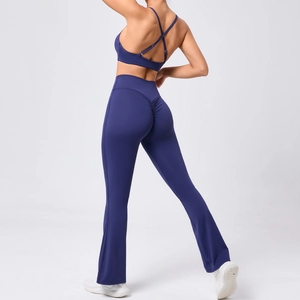 Ensemble de yoga indigo avec soutien-gorge croisé et legging évasé à effet froncé au dos
