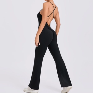 Détail du dos croisé et de l'effet push-up sur la combinaison de yoga noire évasée