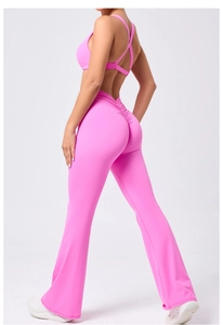 Dettaglio set yoga rosa con reggiseno sportivo incrociato e leggings a campana