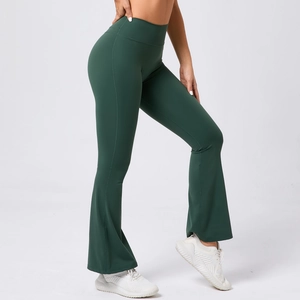 Détail du pantalon de yoga évasé taille haute vert foncé montrant coupe et coutures