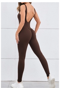 Dettaglio tuta marrone senza schienale con design scrunch butt e sollevamento glutei