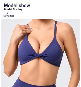 Détail d'un soutien-gorge de sport bleu marine avec design torsadé et fines bretelles