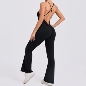 Détail de la combinaison de yoga noire dos nu avec jambes évasées et fines bretelles