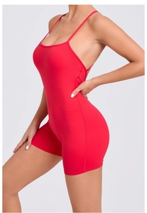 Vue latérale du body de sport rouge à séchage rapide avec bretelles fines et dos nu