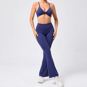 Ensemble de yoga bleu foncé deux pièces avec soutien-gorge torsadé et pantalon évasé taille haute