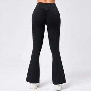 Détail de la couture froncée effet push-up sur le pantalon de yoga évasé noir
