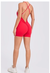 Vue détaillée du body de yoga rouge dos nu avec bretelles croisées et effet push-up fessier