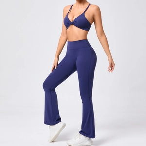 Détail de l'ensemble de yoga violet avec soutien-gorge torsadé et pantalon évasé ajusté