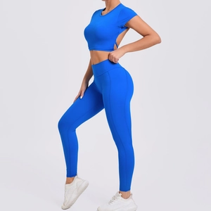 Ensemble de yoga bleu roi avec haut à manches courtes découpé et leggings taille haute