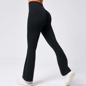 Détail du pantalon de yoga évasé noir à taille haute avec couture galbante