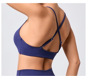 Détail des bretelles croisées réglables au dos du soutien-gorge de sport violet