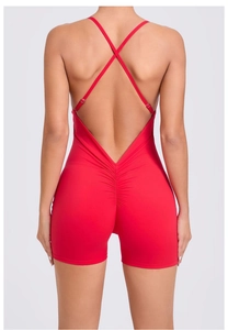 Détail d'un body de yoga rouge dos nu avec bretelles croisées et design fessier froncé
