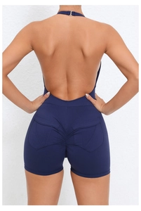 Dettaglio della tuta da yoga blu scuro con effetto scrunch push-up e tasche posteriori