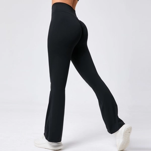 Vue détaillée du pantalon de yoga taille haute avec effet push-up et jambes évasées