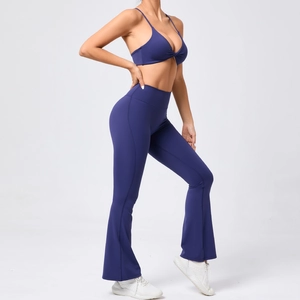 Détail du soutien-gorge torsadé et du legging évasé dans cet ensemble de yoga violet