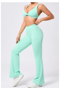 Dettaglio del set da yoga verde menta con reggiseno sportivo intrecciato e pantaloni