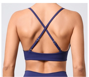 Détail des bretelles croisées au dos avec boucles métalliques argentées sur le soutien-gorge