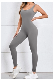 Dettaglio della tuta intera da yoga grigio scuro in tessuto traspirante elasticizzato