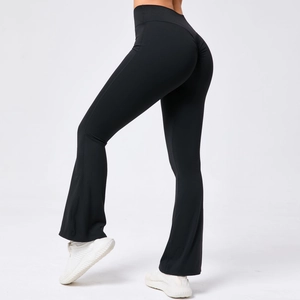 Détail du pantalon de yoga évasé noir à taille haute avec coutures effet push-up fessier
