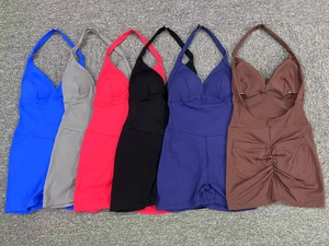 Dettaglio in piano di tute da yoga a lupetto in sei colori con design schiena scoperta