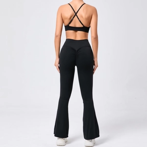 Détail du pantalon de yoga noir évasé avec design froncé aux fesses et coupe ajustée