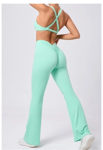 Dettaglio dei pantaloni yoga verde menta a zampa con cucitura arricciata push-up