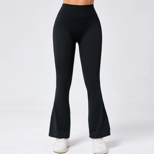 Détail du legging évasé noir à taille haute montrant la texture du tissu élastique