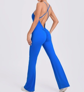 Détail du dos croisé et du design froncé sur la combinaison de yoga bleue évasée