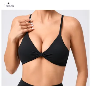 Détail du soutien-gorge de sport noir avec bretelles fines et nœud croisé décoratif devant