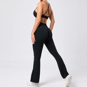 Vue arrière d'un ensemble de yoga noir taille haute avec détail fessier galbant