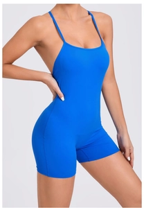 Détail du combishort de yoga bleu dos nu avec fines bretelles et tissu à séchage rapide