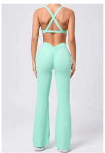 Dettaglio reggiseno sportivo verde menta con incrocio e leggings a zampa arricciati