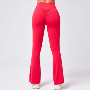 Vue arrière du pantalon de yoga évasé rouge taille haute avec effet push-up fessier