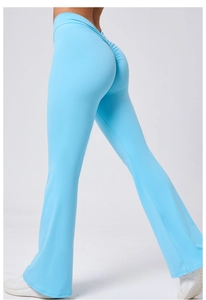 Detailansicht der hellblauen Yoga-Schlaghose mit hoher Taille und Push-Up-Effekt