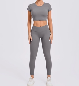 Détail du haut court gris et du legging taille haute pour le yoga et le fitness sportif