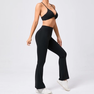 Vue détaillée du soutien-gorge de sport torsadé et du pantalon de yoga évasé noir