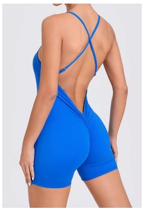 Détail macro du body bleu dos nu avec fines bretelles croisées et effet push-up au fessier