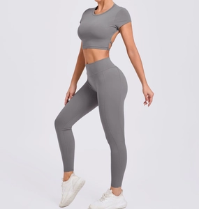 Détail de l'ensemble de yoga gris foncé avec haut à dos croisé et leggings taille haute