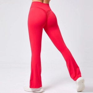 Vue détaillée du pantalon de yoga évasé taille haute rouge vif avec effet fessier froncé