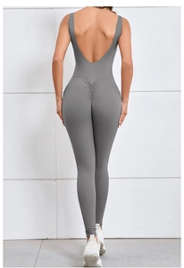 Dettaglio tuta yoga grigia schiena scoperta con effetto scrunch butt e tessuto elastico