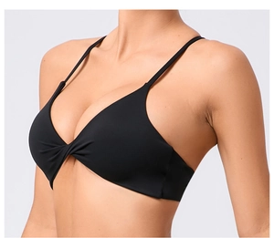 Gros plan sur le soutien-gorge de sport noir avec bretelles fines et détail de nœud torsadé