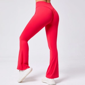 Détail du pantalon de yoga évasé rouge à taille haute avec effet push-up sculptant