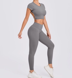Détail du dos croisé sur l'ensemble de yoga gris foncé avec tissu respirant