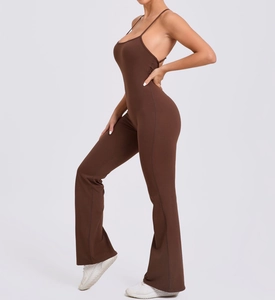 Détail d'une combinaison de yoga marron café avec bretelles réglables et jambes évasées