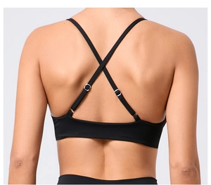 Gros plan des bretelles croisées réglables en X et boucles sur le soutien-gorge de sport
