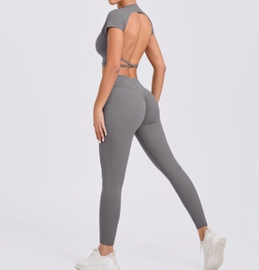 Détail d'un ensemble de yoga gris avec haut dos nu et legging de sport froncé sculptant