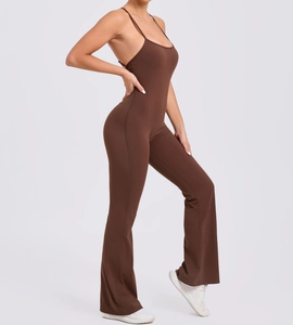 Détail macro du combishort de yoga marron foncé dos nu avec fines bretelles réglables